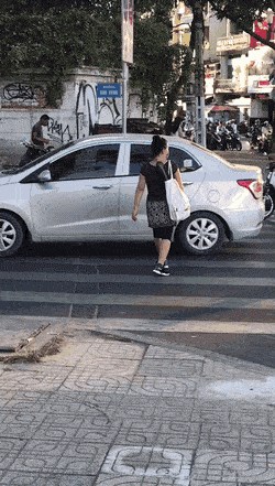 Prešla je preko ceste na nevjerojatan način, pogledajte što se dogodilo