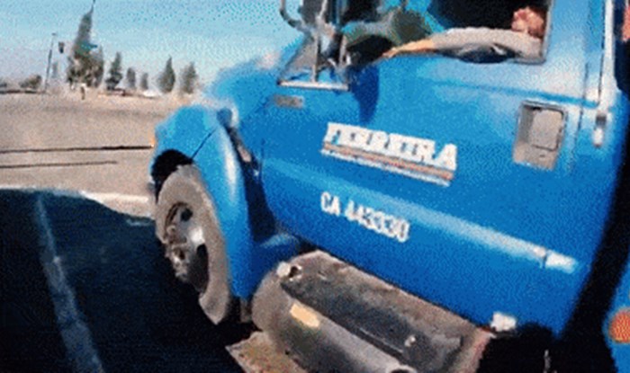 Ovaj motorist ima poseban ritual svaki put kad se zaustavi na raskrižju, evo što radi s ostalim vozačima