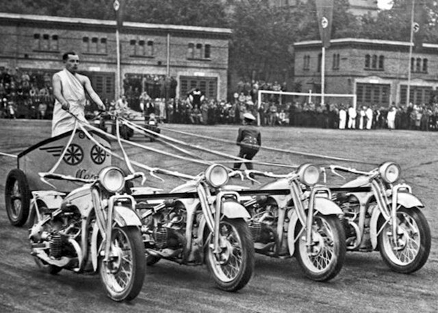 Njemački vojnik vozi bojna kola s motorima, Potsdam 1938.