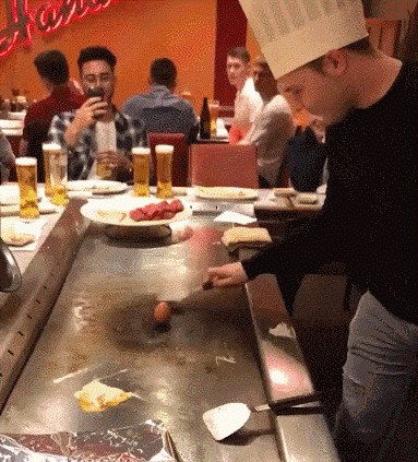 Kuhar je htio pokazati svoj genijalni trik s jajetom, ali nije završilo onako kako su svi očekivali