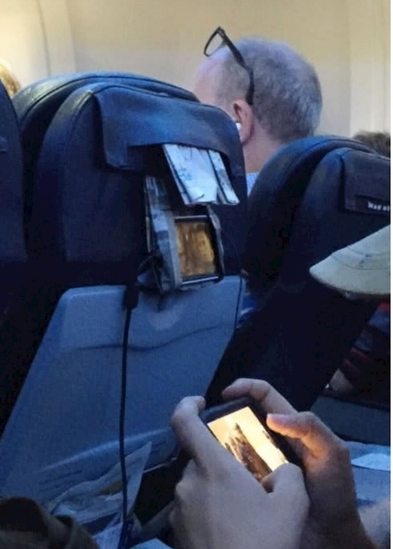 Napravio je držač za tablet od novina.