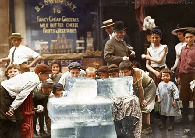 Djeca ližu led tijekom toplinskog vala 1912. u New Yorku.