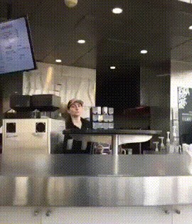 Radnici restorana je bilo dosadno pa je na genijalan način zabavljala jednog gosta