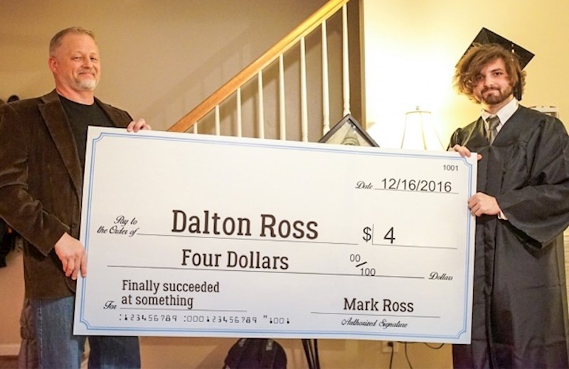 Od tate je dobio ogromni ček u vrijednosti od 4 dolara jer mu je "konačno nešto uspjelo".