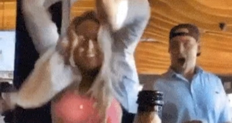 Lik nije mogao vjerovati svojim očima kad je vidio što ova plavuša radi