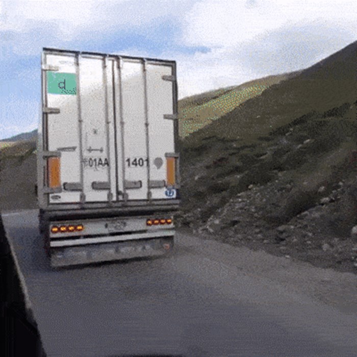 Vozač nije mogao vjerovati svojim očima kad je vidio što se događa s kamionom koji je uključio žmigavce