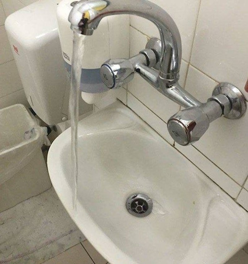 Namjestio je novu slavinu pa shvatio da je napravio malu grešku...