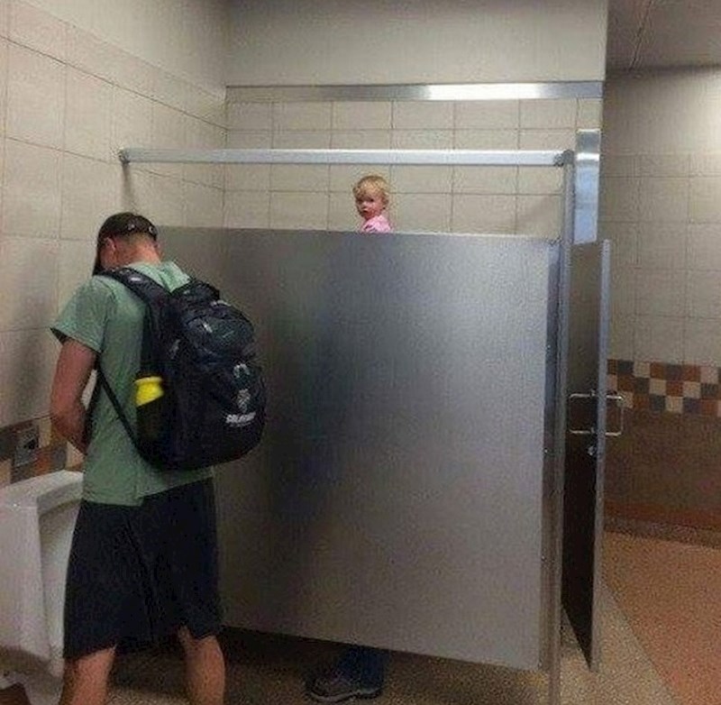 Visoka beba u javnom WC-u...