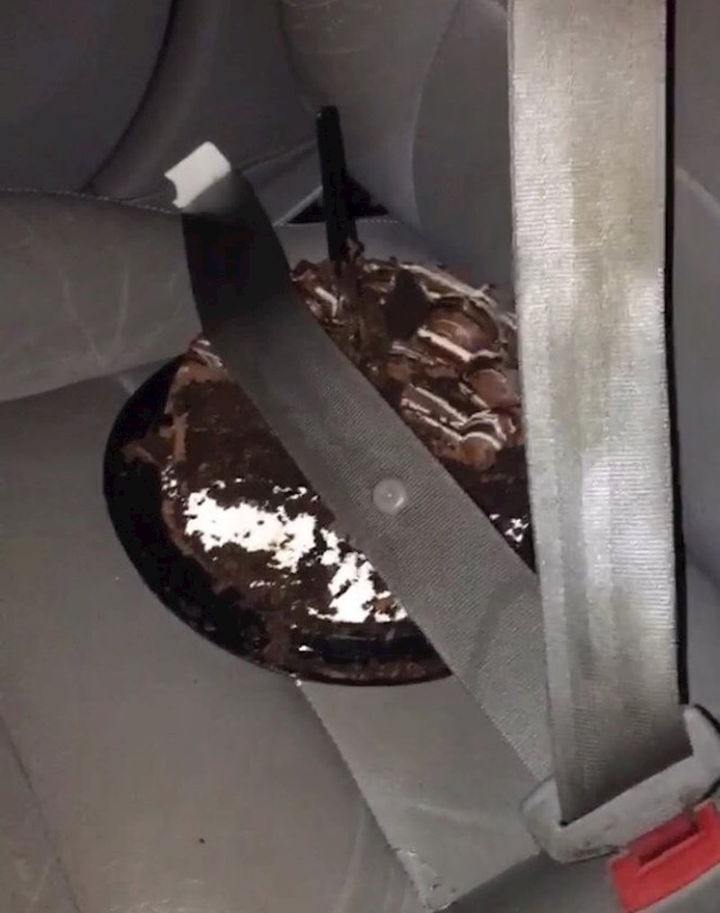 Ova osoba je znala kako će smjestiti kolač u auto.