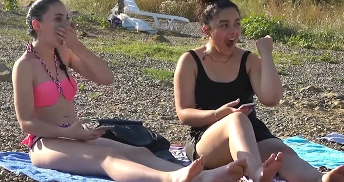 VIDEO Lik je na plaži čučnuo ispred djevojaka, pogledajte zašto su se počele smijati