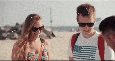 Muškarac je na ulici nudio "poklone", jedna djevojka je ubrzo shvatila da joj je dečko sretnik