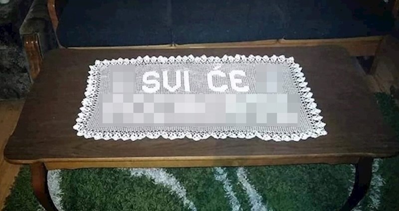 Baka izgubila nadu? Obitelj je našla uznemirujuću poruku na čipkastom stolnjaku