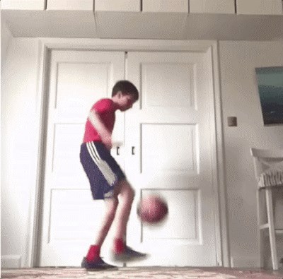 Dječak je bio sav sretan kad je uspio izvesti trik s loptom, a onda ga je šokirala mala nezgoda