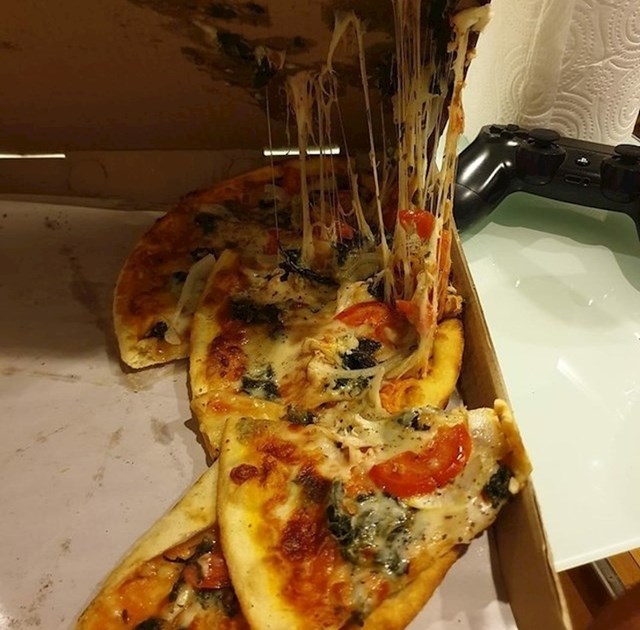 "naručili smo pizzu iz jedne od skupljih pizzerija, evo što su nam dostavili."