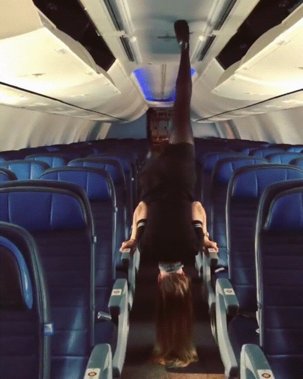 Stujardesa je raširila noge i pokazala svoje nevjerojatne sposobnosti