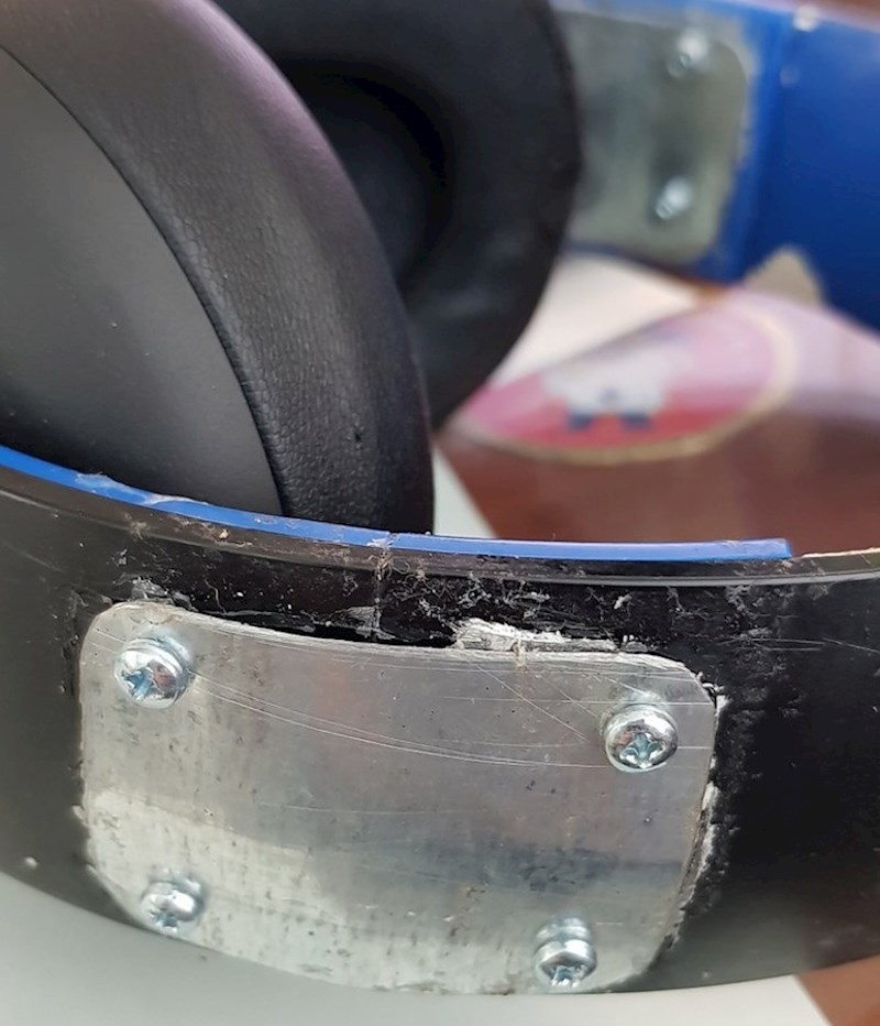 Slušalice su mu pukle, evo kako ih je popravio. :)