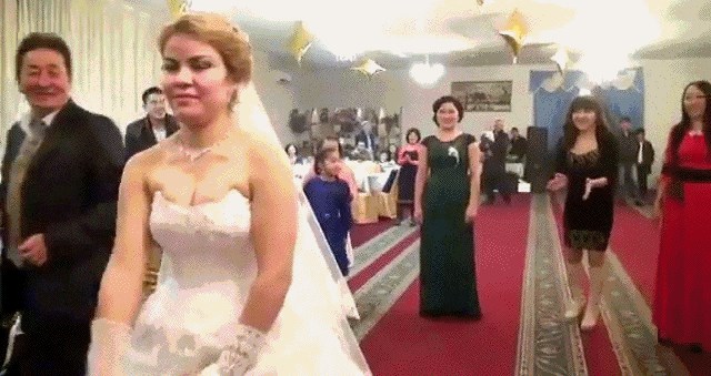 Trebalo je to biti obično vjenčanje, no pogledajte što se dogodilo kad je mladenka bacila buket