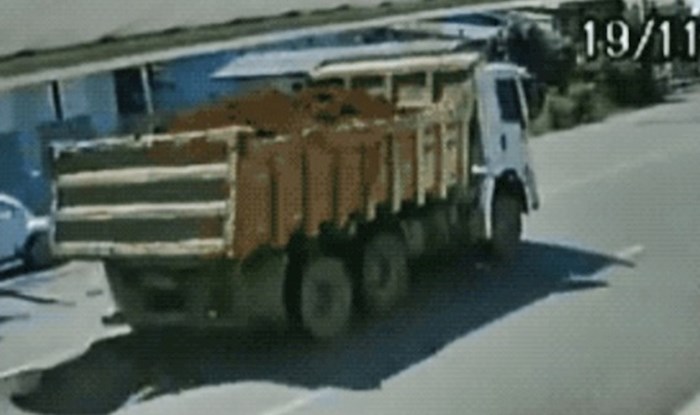 Nadzorna kamera snimila je šokantan prizor na cesti, evo što se dogodilo kad je prošao kamion