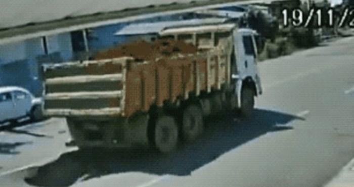 Nadzorna kamera snimila je šokantan prizor na cesti, evo što se dogodilo kad je prošao kamion