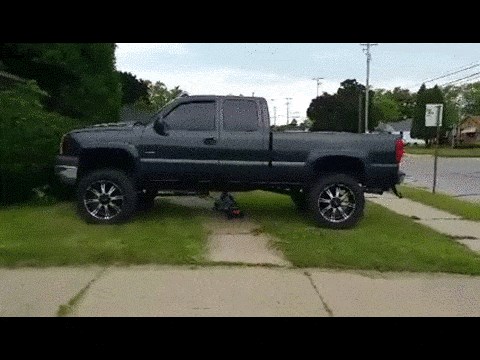 Tata je uzeo auto na daljinsko upravljanje i zabavio bebu, mami nije bilo svejedno kad je vidjela ovo