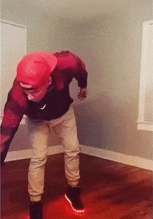 Mladić je u sobi htio izvesti cool trik, no nije završilo onako kako je on to htio