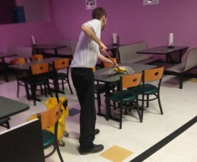 Netko je slikao kako u ovom restoranu zapravo čiste stolove.