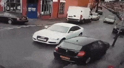 Vozač se zabio u drugi automobil, a onda se dogodilo nešto jako čudno