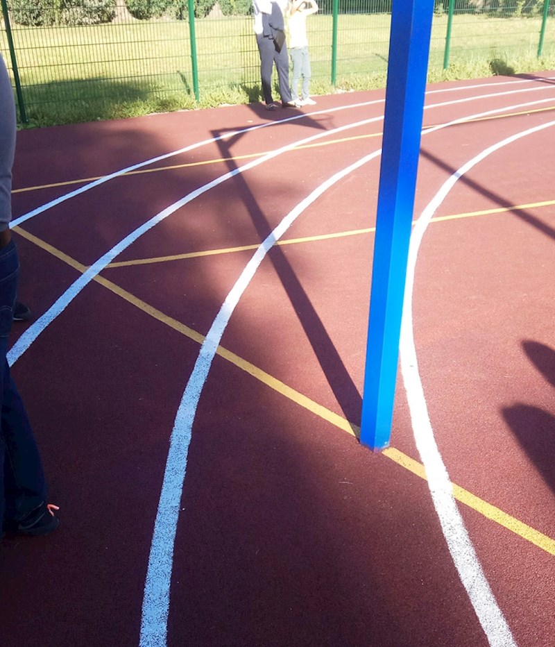 Ova atletska staza na školskom igralištu ima jednu veliku manu.