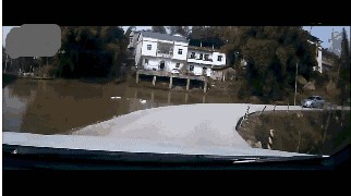 PRETJERANA LJUBAZNOST Vozačica se pomaknula kako bi drugi auto mogao proći, nije dobro završilo