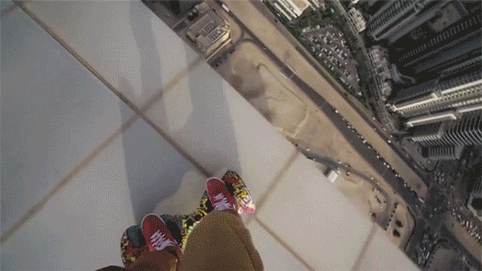 Hobi za one kojima je dosadio život: Uzeo je kameru, hoverboard i ušao u lift nebodera...