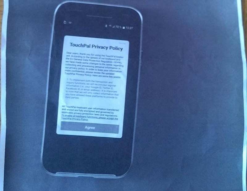 Rekla je mami da joj pošalje sliku što joj je pisalo na mobitelu. Mama je uzela mobitel, skenirala ga, isprintala sliku pa nju slikala mobitelom.