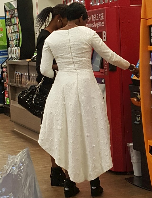 U vjenčanici je otišla u shopping.