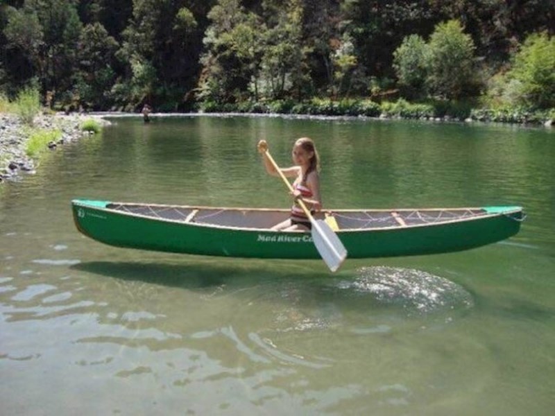 Čamac koji lebdi iznad vode?