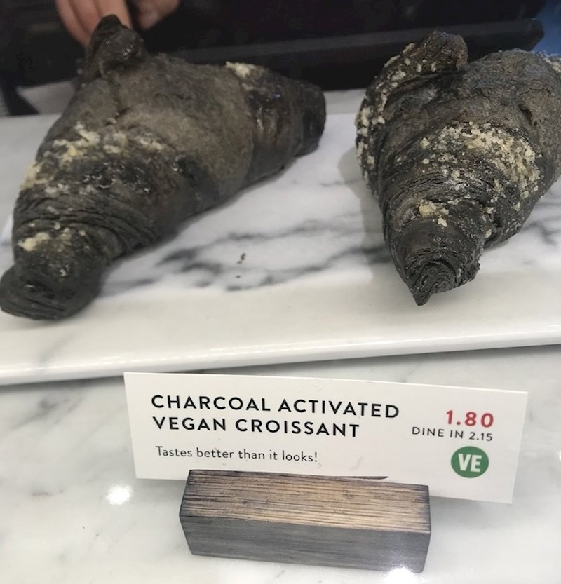 Ovi veganski kroasani s aktivnim ugljenom ne izgledaju pretjerano dobro.