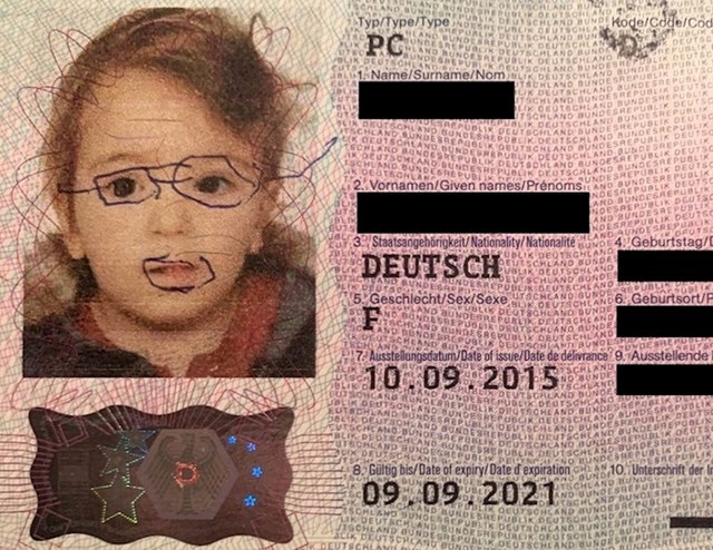 "Moja mala sestra je crtala po svojoj fotografiji u putovnici."