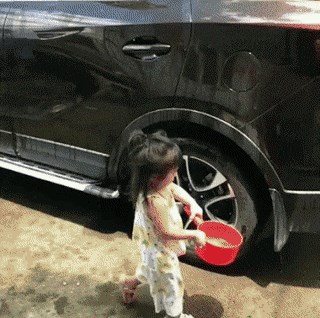 Klinkica je htjela tati pomoći oprati auto, no onda se dogodilo nešto s čim nije računala