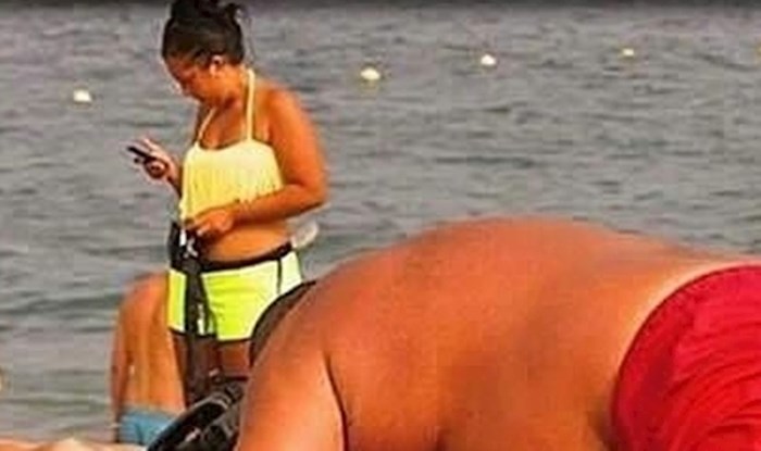 Lik je svoju ženu na plaži stavljao pod strašan pritisak, sve će vam biti jasno kad vidite sliku