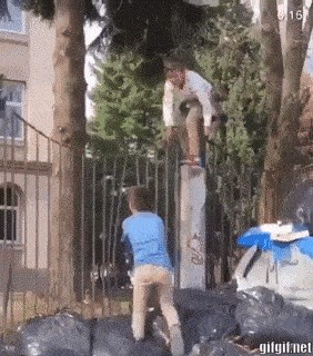 Dok drugi vise na mobitelima, nekim klincima su i vreće pune smeća dovoljne za dobru zabavu