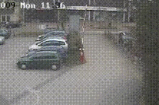 Nakon ovoga nikad više nećete parkirati auto blizu rampe, pogledajte što je nadzorna kamera snimila