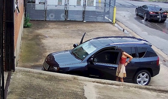 LOŠA ODLUKA Radnik je pokušao upozoriti ljude da ne parkiraju ispred zgrade, nisu ga slušali