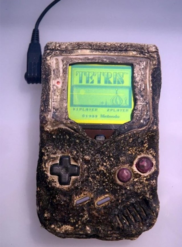 Ovaj GameBoy je preživio bombardiranje i rat. Radi i dan danas.