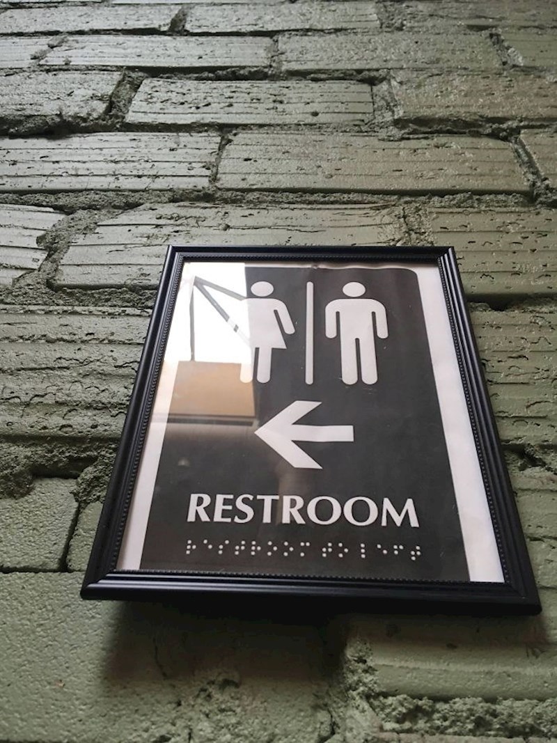 Poruka na Brailleovom pismu postavljena ispod stakla...