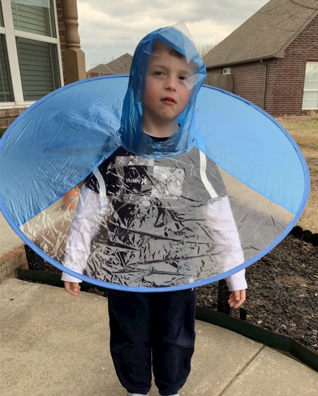 Smatrao je da postoji bolji način da se zaštiti od kiše.
