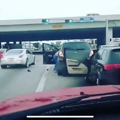 Nevjerojatna scena s ceste: Žene se počupale na cesti, nepoznati muškarac dotrčao i ukrao auto