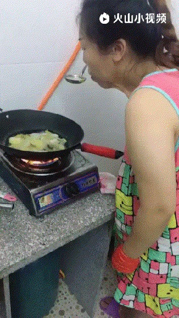 Čudila se zbog čega joj hrana nikad nije dovoljno začinjena