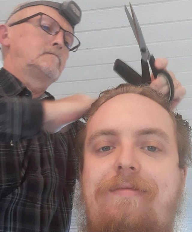 "Tata me pitao može li mi ošišati kosu. Želi se izvježbati kako bi mogao šišati mamu jer je bolesna."