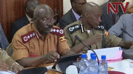 Evo što se dogodi kada čovjek koji cijeli život lista papire odjednom dobije tablet