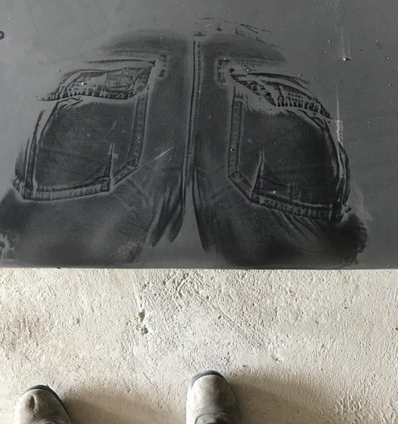 Sjeo je na površinu prekrivenu debelim slojem prašine. Kad je ustao, primijetio je nešto zanimljivo...