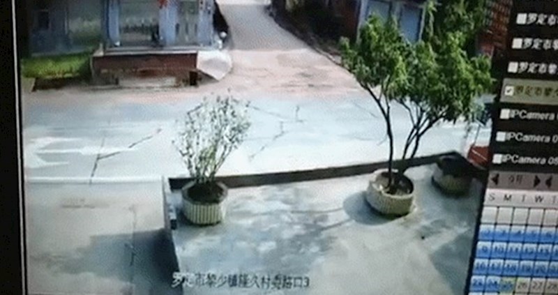 VOZAČ U PROBLEMIMA 🚘 Nadzorna kamera snimila je nevjerojatnu scenu ispred kuće