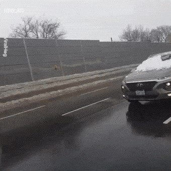 Vozačica nije htjela očistiti snijeg s autombila, netko je snimio šokantan prizor na cesti